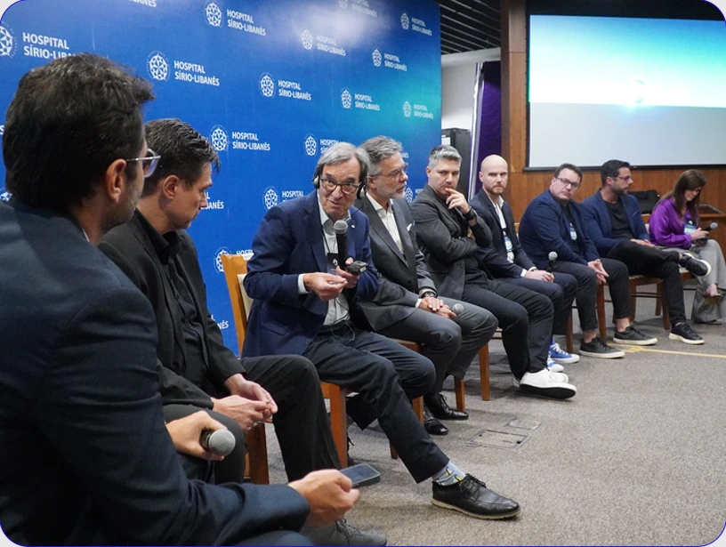 Participantes em uma mesa de discussão durante evento científico